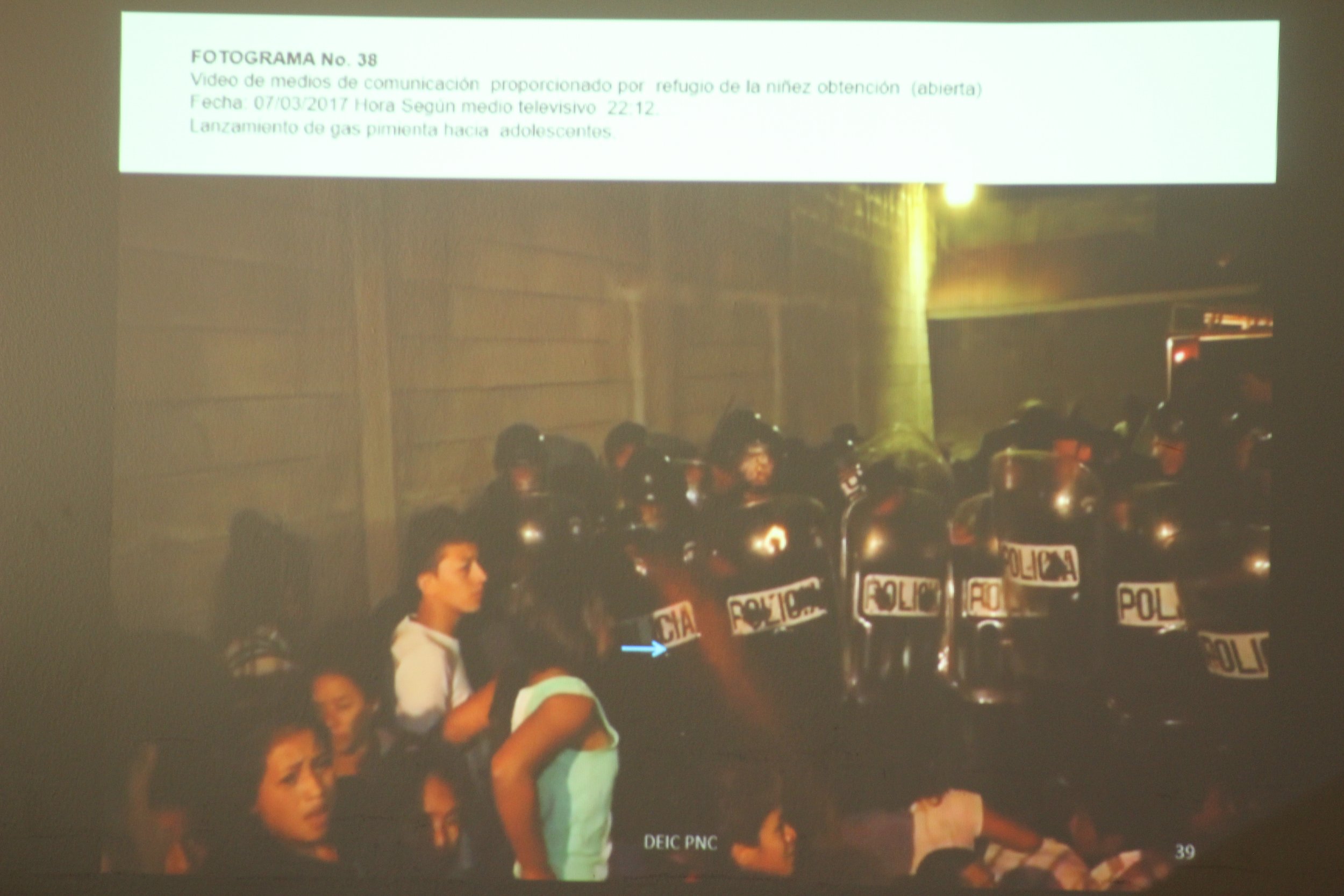  En las imágenes consta el uso de gas pimienta contra las y los adolescentes horas antes del incendio.  Foto: Ana Alfaro. 